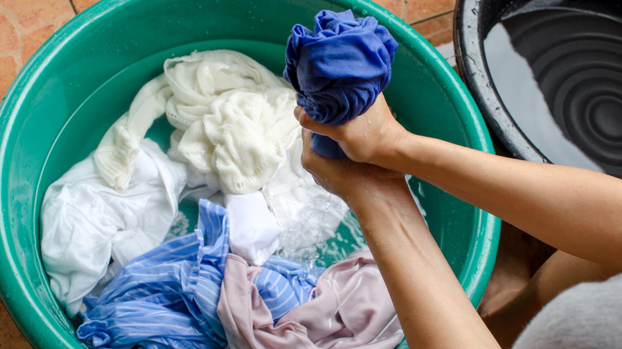 El secreto de la abuela para quitar las manchas de aceite de la ropa con maicena, bicarbonato o talco